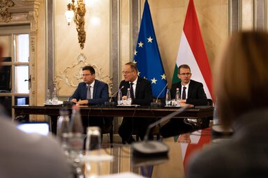 Mindkét politikus annak a meggyőződésének adott hangot a háttérbeszélgetésen, hogy Magyarország nem fog pénzt veszíteni (Fotó: MTI)