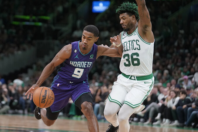 A charlotte-i Théo Maledon és a tavaly év védőjének választott Marcus Smart párharca (Fotó: Beta/AP) A charlotte-i Théo Maledon és a tavaly év védőjének választott Marcus Smart párharca (Fotó: Beta/AP)