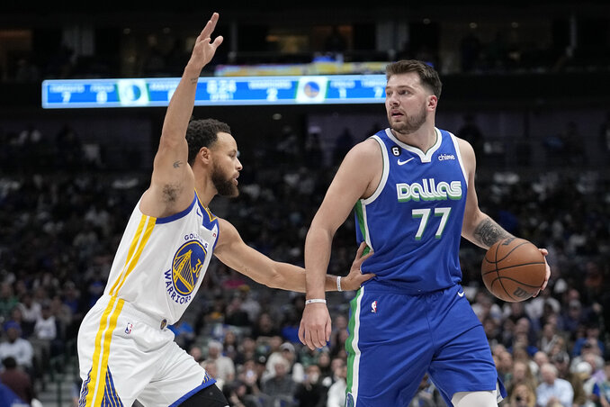 Korszakos zsenik párharca: Curry védekezik Dončićon (Fotó: Beta/AP) Korszakos zsenik párharca: Curry védekezik Dončićon (Fotó: Beta/AP)