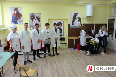 A második félévtől valószínűleg a polgárok is igénybe vehetik a gimnáziumban működő fodrász-szalont (Paraczky László felvétele)