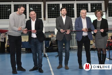 Adán ünnepélyesen átadták a kézilabdázóknak a megújult sportcsarnokot (Gergely Árpád felvétele)