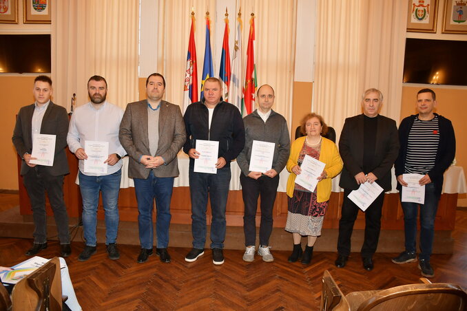 Tizenkétezer dináros szerződést írtak alá (Fotó: Puskás Károly felvétele) Tizenkétezer dináros szerződést írtak alá (Fotó: Puskás Károly felvétele)