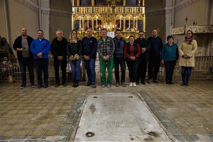 A kripta feltárásában részt vevők csapata (Vanyúr Ákos felvétele)