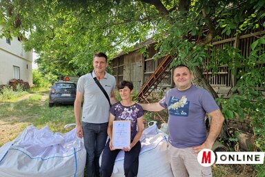 Miloš Mihović és Milan Ružić oklevél kíséretében adta át az egy tonna kukoricát Tóth Anikó gazdasszonynak (Gergely József felvétele)
