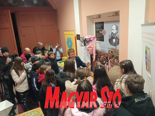 Molnár Viktor méhészeti eszközöket mutatott be a helyi általános iskolásoknak (Fotó: Kancsár Izabella felvétele) Molnár Viktor méhészeti eszközöket mutatott be a helyi általános iskolásoknak (Fotó: Kancsár Izabella felvétele)