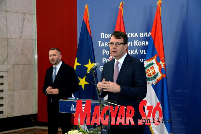 Igor Mirović: A három- és négygyermekes családok lakásfeltételeinek javítására a jövő évre 400 millió dinárt különítettünk el (Dávid Csilla felvétele) Igor Mirović: A három- és négygyermekes családok lakásfeltételeinek javítására a jövő évre 400 millió dinárt különítettünk el (Dávid Csilla felvétele)