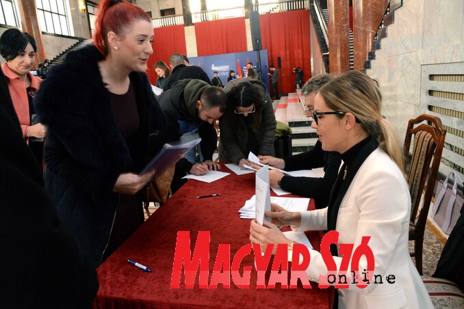 Romhányi Rita átveszi a szerződést (Fotó: Dávid Csilla)