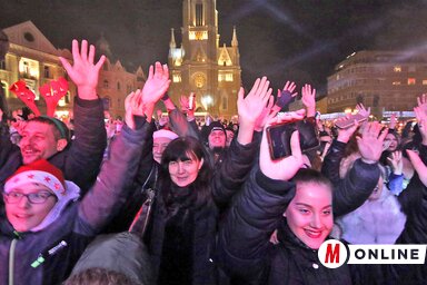 Újvidéken minden évben fergeteges a szilveszteri buli. Az utóbbi időben a Szabadság téri, tömeges szórakozás helyett több helyszínre lebontott, decentralizált bulisort szervez az önkormányza