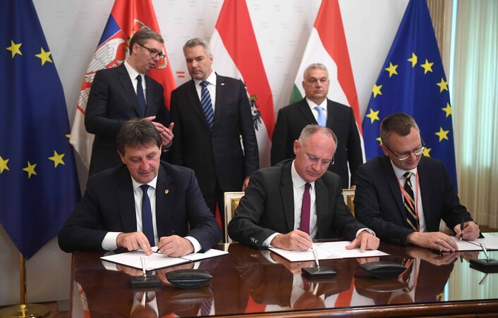 A megállapodást a belügyminiszterek, Bratislav Gašić és Gerhard Karner, valamint Rétvári Bence miniszterhelyettes írta alá (Fotó: Beta) A megállapodást a belügyminiszterek, Bratislav Gašić és Gerhard Karner, valamint Rétvári Bence miniszterhelyettes írta alá (Fotó: Beta)