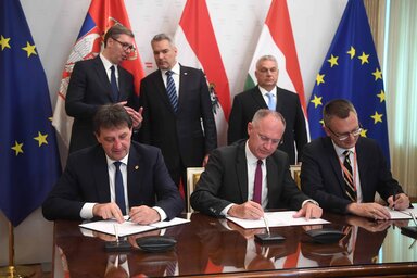 A megállapodást a belügyminiszterek, Bratislav Gašić és Gerhard Karner, valamint Rétvári Bence miniszterhelyettes írta alá (Fotó: Beta)