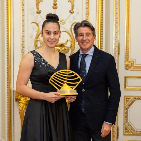 Világos Adrianának Sebastian Coe, a WA elnöke gratulált (Fotó: World Athletics) Világos Adrianának Sebastian Coe, a WA elnöke gratulált (Fotó: World Athletics)
