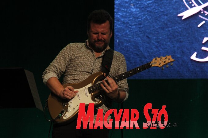Nenad Gajin, a Vladimir Samardžić Trió gitárosa (Fotó: Diósi Árpád) Nenad Gajin, a Vladimir Samardžić Trió gitárosa (Fotó: Diósi Árpád)