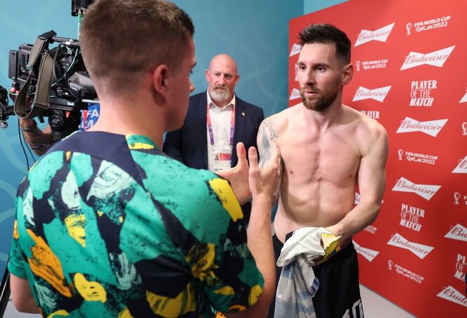 Messi átadja a mezét Devlinnek (Fotó: BBC) Messi átadja a mezét Devlinnek (Fotó: BBC)