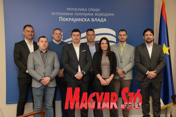 A támogatott községek képviselői a titkárral (Fotó: Dávid Csilla)