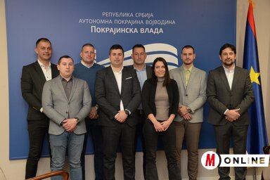 A támogatott községek képviselői a titkárral (Fotó: Dávid Csilla)