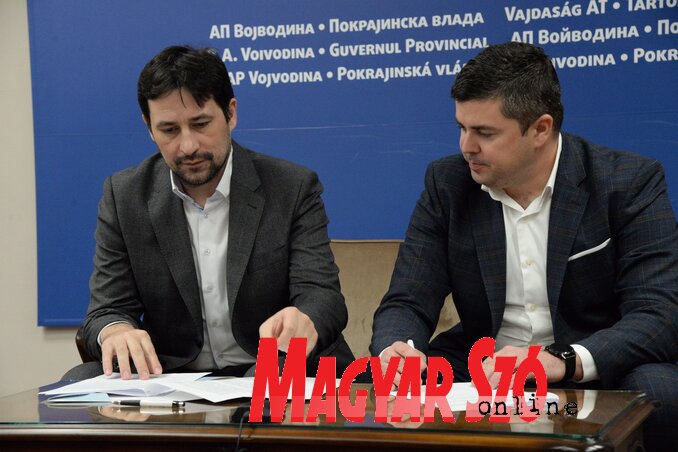 Bilicki Zoltán és Nemanja Erceg aláírja a szerződést (Fotó: Dávid Csilla)