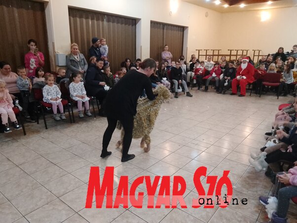 A Mikulás a gyerekekkel együtt figyelte a bárányka történetét... (Fotó: Tóth Roland felvétele) A Mikulás a gyerekekkel együtt figyelte a bárányka történetét... (Fotó: Tóth Roland felvétele)