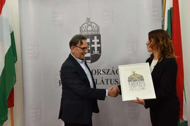 Léphaft Pál a Szent Koronáról készített rajzát ajándékozta Csallóközi Eszter főkonzulnak (Molnár Edvárd felvétele)