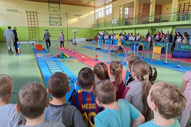 Izgalmas akadálypályát kellett teljesíteniük a gyerekeknek