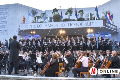 A Szerb Nemzeti Színház társulatának nem titkolt szándéka, hogy új, fiatal közönséget toborozzon (Fotó: Ótos András felvétele)
