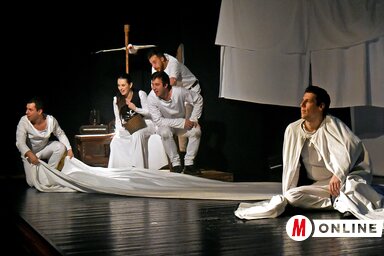 A magyar irodalom egyik gyöngyszemét, Petőfi Sándor János vitézét vitte színpadra a Zentai Magyar Kamaraszínház társulata, amelyet szombaton délelőtt mutattak be a nagyközönségnek (Fotó: Ger