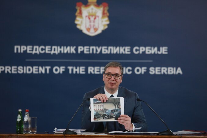 Aleksandar Vučić a szombat esti sajtótájékoztatón mutatta fel a ROSU-ról készült felvételeket (Fotó: Beta)
