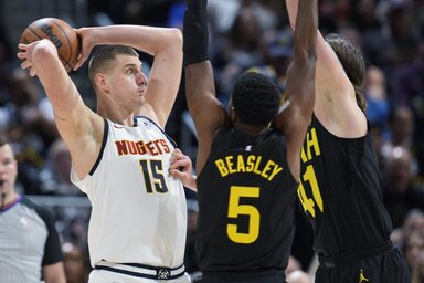 Két Jazz-védő a Jokeren, de ez sem életbiztosítás egy jó passz ellen… (Fotó: Beta/AP)