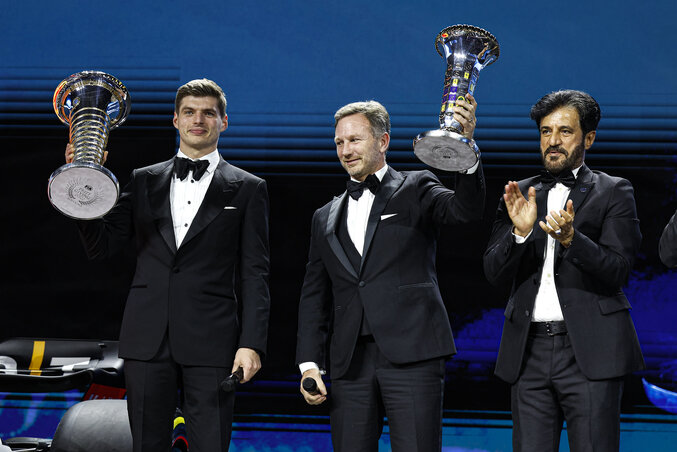 Max Verstappen, Christian Horner és Mohamed Ben Szulajem (Fotó: FIA) Max Verstappen, Christian Horner és Mohamed Ben Szulajem (Fotó: FIA)