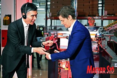 Aleksandar Živkov kalauzolja a vendégeket az új termelési részlegben