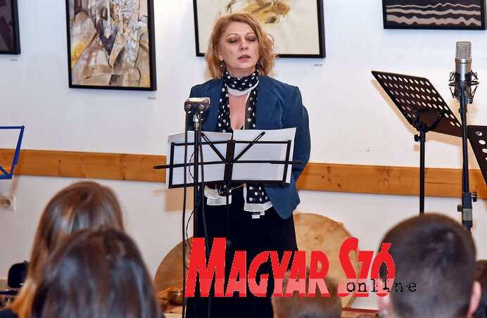 Mezei Kinga színművész énekével nyitotta meg a kiállítást (Fotó: Gergely Árpád) Mezei Kinga színművész énekével nyitotta meg a kiállítást (Fotó: Gergely Árpád)
