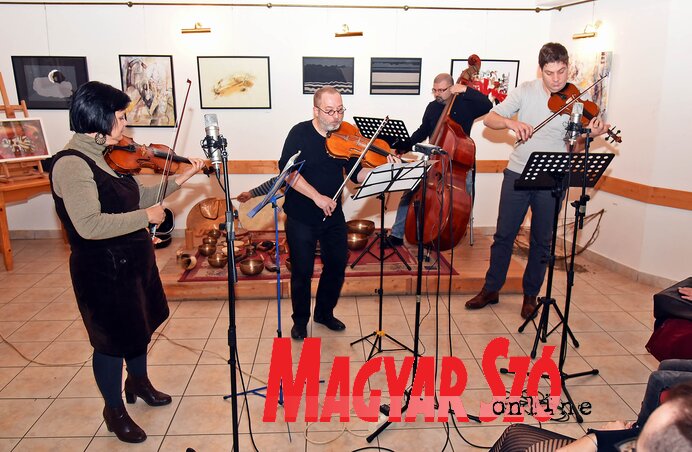Szvetnyik Margit – hegedű, Mezei Szilárd – brácsa, Keszég Ákos – hegedű, Csányi Zoltán – nagybőgő, Jenei Kornél – ütőhangszerek (Fotó: Gergely Árpád) Szvetnyik Margit – hegedű, Mezei Szilárd – brácsa, Keszég Ákos – hegedű, Csányi Zoltán – nagybőgő, Jenei Kornél – ütőhangszerek (Fotó: Gergely Árpád)