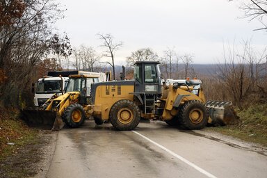 Helyi szerbek munkagépekkel torlaszolták el az utat Srbovacnál (Fotó: AP via Beta/Marjan Vuletić)