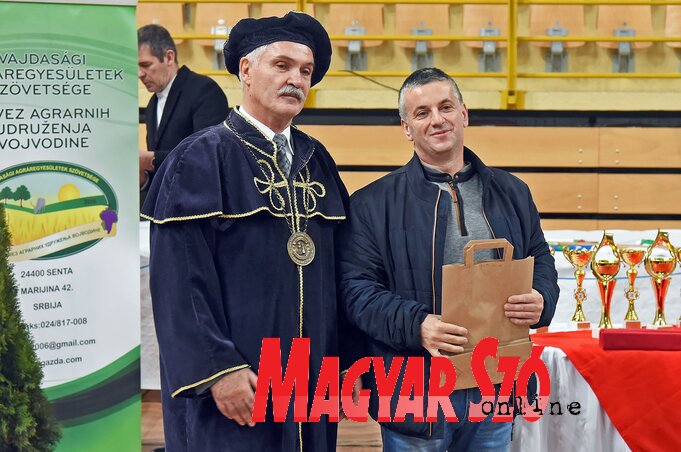 A pálinkaverseny egyik győztese (Fotó: Gergely Árpád) A pálinkaverseny egyik győztese (Fotó: Gergely Árpád)