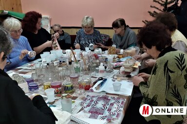 A napokban karácsonyi mécseseket készítettek a szombati jótékonysági vásárra (Kazinczy Paszterkó Diana felvétele)