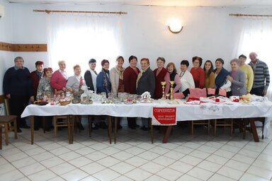 A Csipkerózsa Kézimunkacsoport tagsága (Lakatos János felvétele)