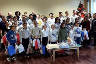 Az adai iskola megajándékozott diákjai, tanáraikkal és a karácsonyi ünnepség résztvevőivel (Fotó: Cseh Károly Általános Iskola, Ada)