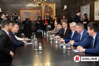 Igor Mirović kormányfő a támogatásban részesült hat önkormányzat képviselőivel (Fotó: Dávid Csilla)