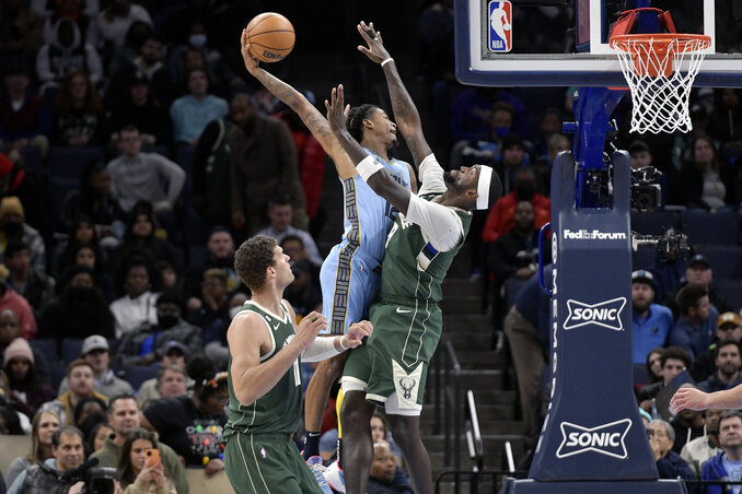 A 188 centis Morant zsákolásra emelkedik az egy fejjel magasabb Bobby Portis felett… (Fotó: Beta/AP) A 188 centis Morant zsákolásra emelkedik az egy fejjel magasabb Bobby Portis felett… (Fotó: Beta/AP)
