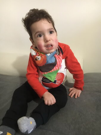 A három éves Olivér már önállóan tud ülni