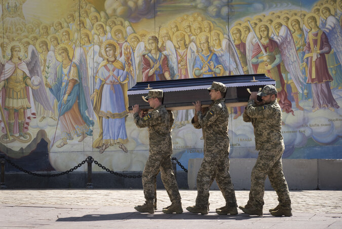 Ahogyan a fegyverek folyamatosan érkeznek Ukrajnába, ugyanúgy szüntelenek a katonatemetések is. A felvétel csütörtökön Kijevben készült (Fotó: AP/Beta)