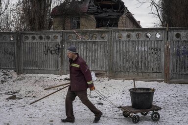 Orosz rakétatámadásban súlyosan megsérült adóhivatali épület előtt (MTI/AP/Jevhen Maloletka)