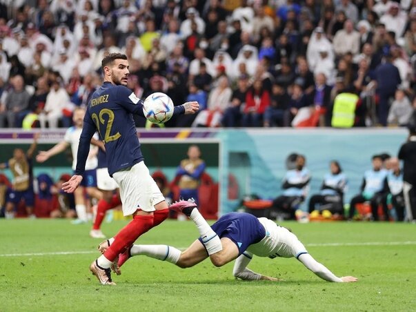 Mount elesett Hernández lökésétől, de ebből közvetlen gólhelyzetet varázsolni talán egy kis túlzás... (Fotó: GiveMeSport) Mount elesett Hernández lökésétől, de ebből közvetlen gólhelyzetet varázsolni talán egy kis túlzás... (Fotó: GiveMeSport)