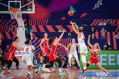 Dubei Debóra a helyére küldi a győztes kosarat (Fotó: FIBA)