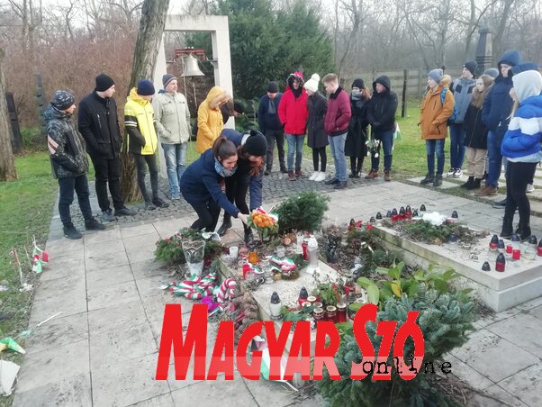 Nagy Imre sírját a vetélkedő nyertes csapatának tagjai koszorúzhatták meg (Fotó: Patyi Szilárd)