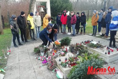 Nagy Imre sírját a vetélkedő nyertes csapatának tagjai koszorúzhatták meg (Fotó: Patyi Szilárd)