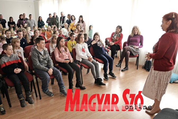 Varjú Márta főszerkesztő köszönti a jelenlévőket (Dávid Csilla felvétele) Varjú Márta főszerkesztő köszönti a jelenlévőket (Dávid Csilla felvétele)