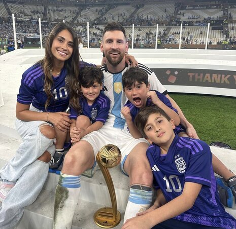 Messi a feleségével és három gyermekükkel a díjkiosztó után