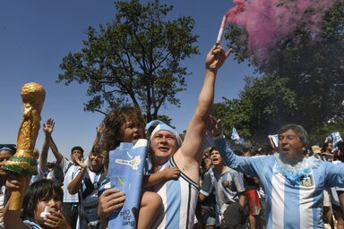 Népünnepély Buenos Aires utcáin (Fotó: Beta/AP)