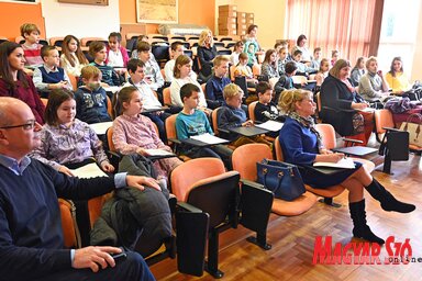 Karácsonyi szavalóverseny az újvidéki Petőfi Sándor Általános Iskolában (Ótos András felvétele)