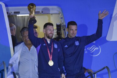 A katari repülőből Messi és Scaloni szállt ki elsőként (Fotó: Beta/AP)